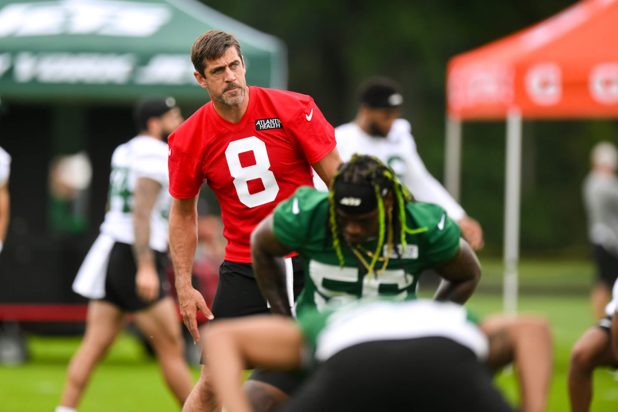 New York Jets quarterback Aaron Rodgers warming up at practice